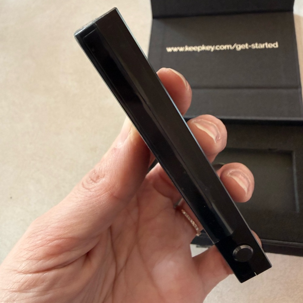 KeepKey Cryptocurrency Hardware Wallet - Picture 3 of 6